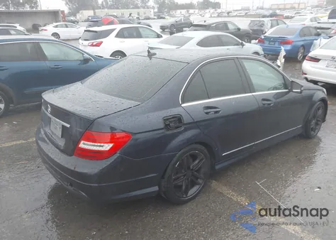 2013 Mercedes-Benz C 250 Sport z USA, uszkodzony, nr VIN WDDGF4HB8DA840737